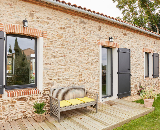 maison en pierre avec des menuiseries exterieures à Gazeran près de Rambouillet dans les Yvelines 78